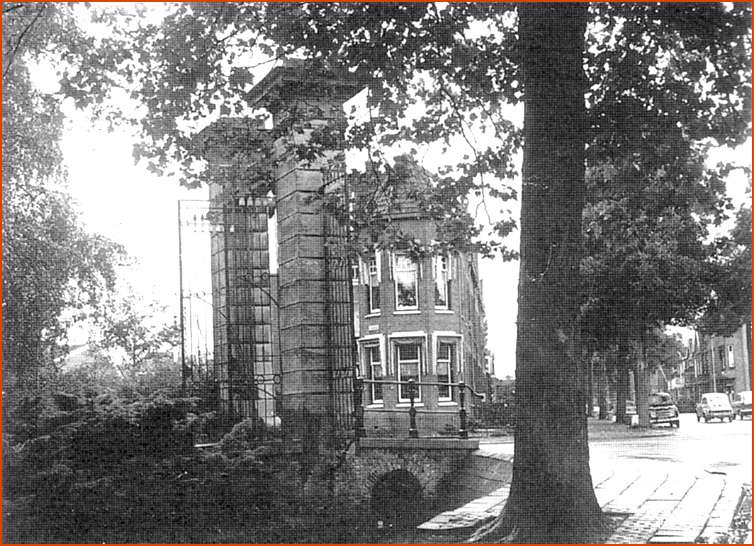 Dubbeldamseweg, entreepoort begraafplaats, 1972