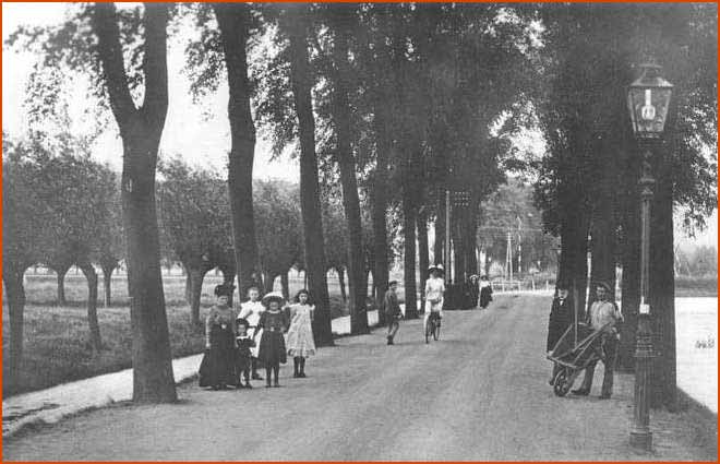 Dubbeldamseweg, kruising Achterweg, begraafplaats, ca. 1899.