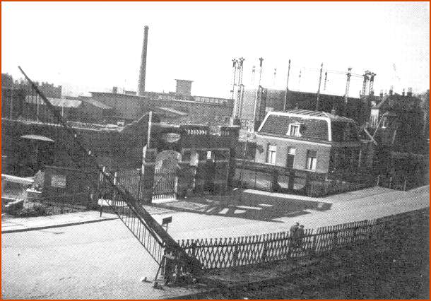 Dubbeldamseweg Zuid, hoek Markettenweg, 18 mei1940.