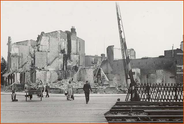 Dubbeldamseweg Zuid, hoek Markettenweg-Mauritsstraat, 18 mei1940.